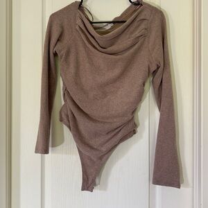 ASTR The Label Off-Shoulder Draped Long Sleeve Bodysuit – Taupe – Size L